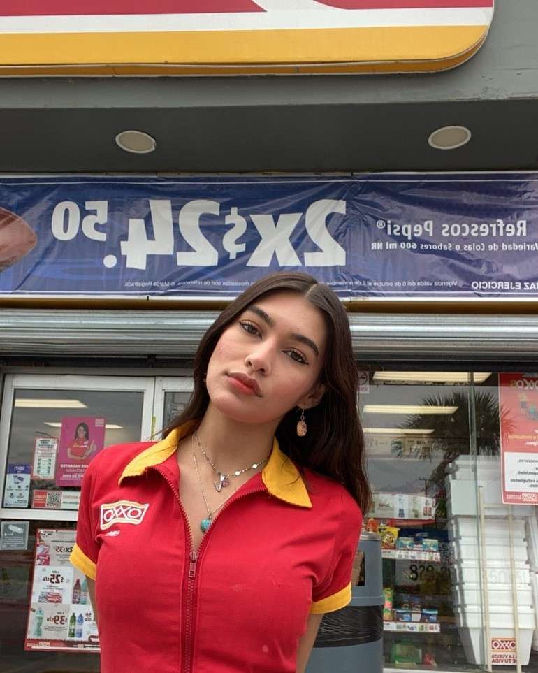 10 Potret Kasir Minimarket Viral Gegara Mirip Dua Lipa & Hailey Bieber, Bak Kembar Beda Nasib!