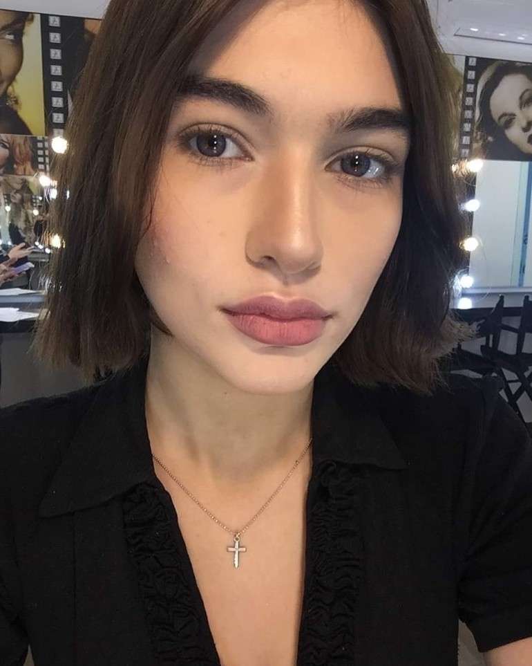 10 Potret Kasir Minimarket Viral Gegara Mirip Dua Lipa & Hailey Bieber, Bak Kembar Beda Nasib!