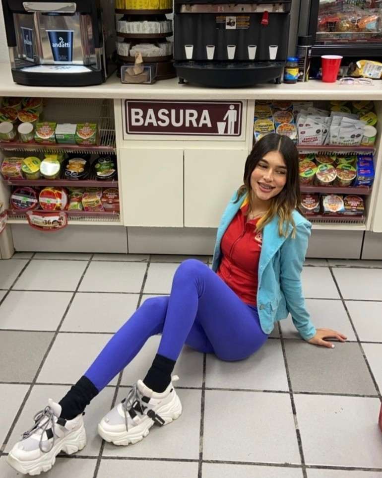10 Potret Kasir Minimarket Viral Gegara Mirip Dua Lipa & Hailey Bieber, Bak Kembar Beda Nasib!
