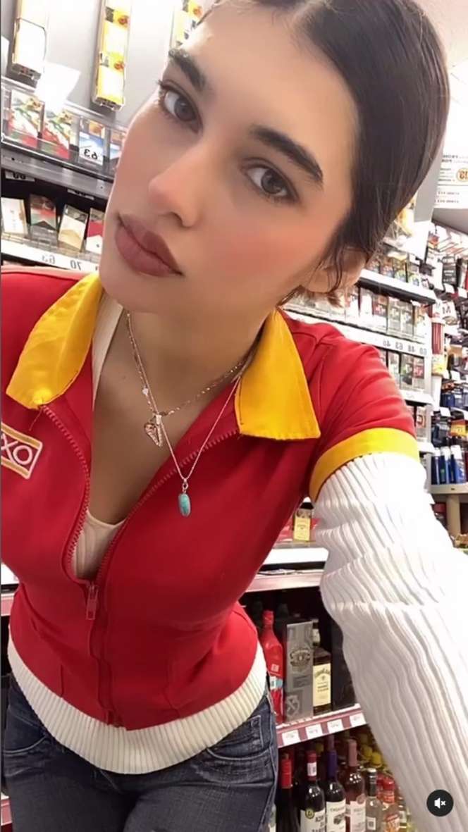 10 Potret Kasir Minimarket Viral Gegara Mirip Dua Lipa & Hailey Bieber, Bak Kembar Beda Nasib!
