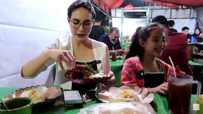 Kantor Sempat Digeledah KPK, Arumi Bachsin dan Emil Dardak Santai Makan di Warung Pinggir Jalan!
