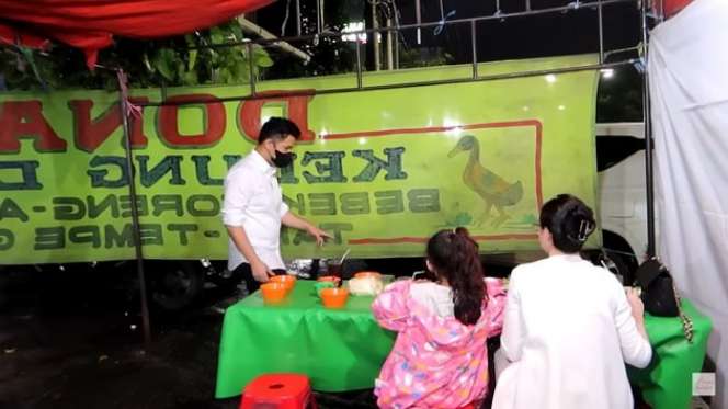 Kantor Sempat Digeledah KPK, Arumi Bachsin dan Emil Dardak Santai Makan di Warung Pinggir Jalan!
