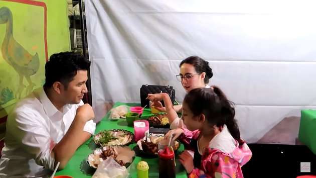 Kantor Sempat Digeledah KPK, Arumi Bachsin dan Emil Dardak Santai Makan di Warung Pinggir Jalan!