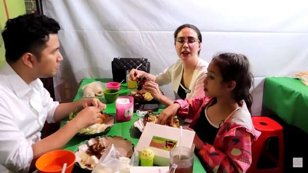 Kantor Sempat Digeledah KPK, Arumi Bachsin dan Emil Dardak Santai Makan di Warung Pinggir Jalan!