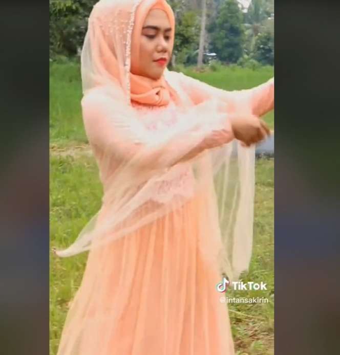 Wanita Ini Cosplay Jadi Ibu Norma Risma, Penampilannya Bikin Pangling, Netizen: `Mirip Banget`