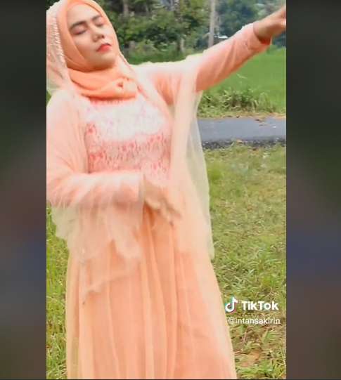 Wanita Ini Cosplay Jadi Ibu Norma Risma, Penampilannya Bikin Pangling, Netizen: `Mirip Banget`
