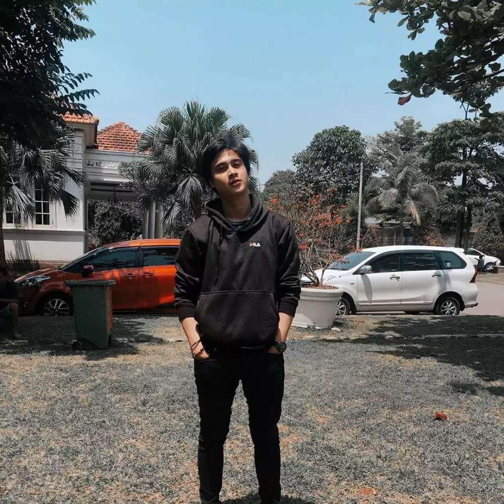 Ingat Bocah Tengil di Genta Buana? Kini Sudah Dewasa Jadi Aktor Ganteng & Terkenal, Lihat 8 Potretnya