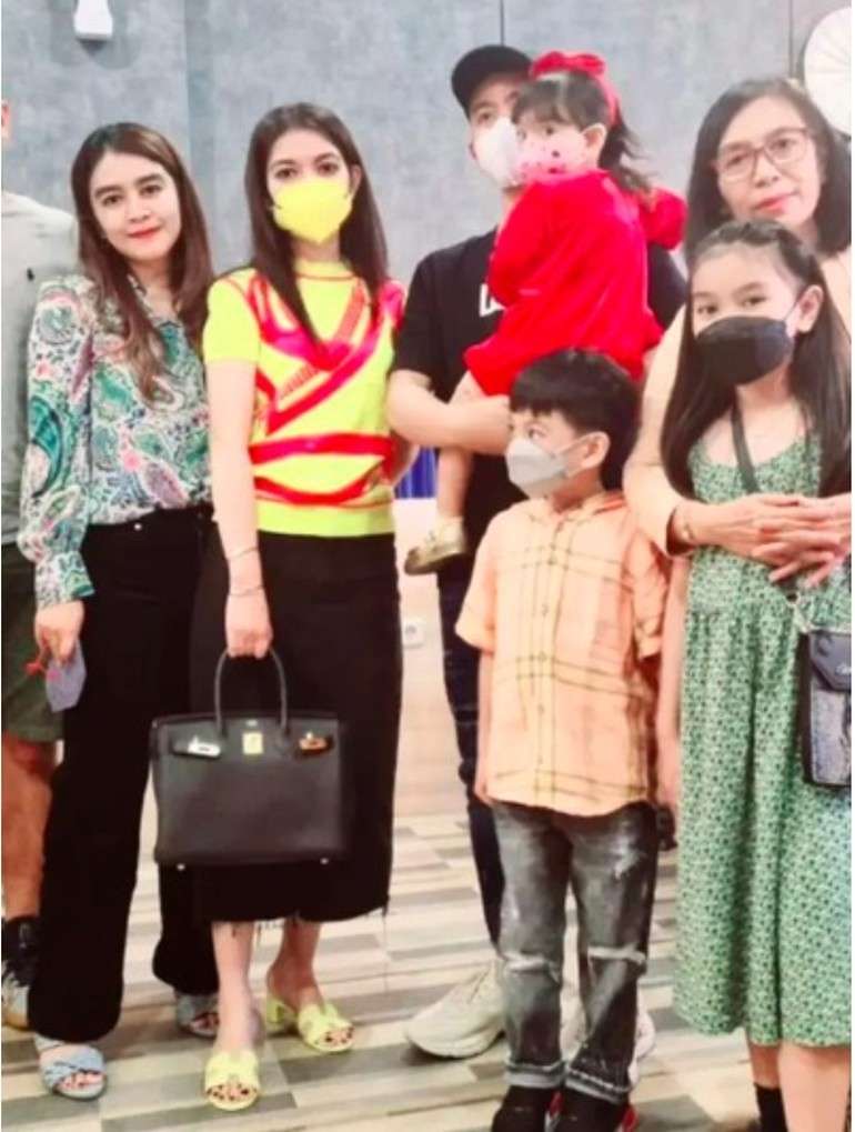 Jarang Pamer, 10 Koleksi Tas Mewah Selvi Ananda Mantu Jokowi, Terakhir Harganya Bikin Menjerit!