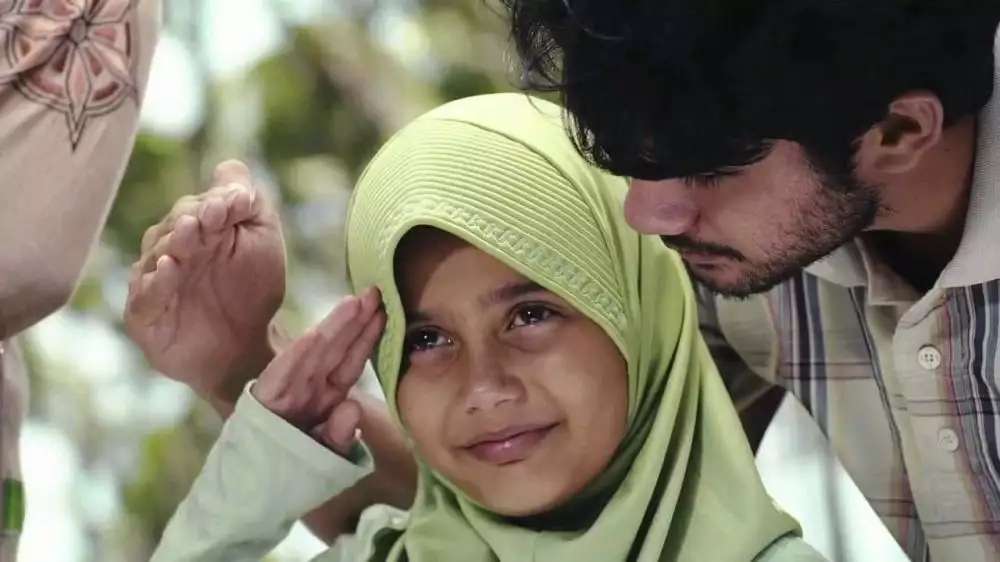 Ingat Anak Reza Rahadian di Film Hafalan Shalat Delisa? 16 Tahun Berlalu, Kini Jadi Artis Terkenal & Wajahnya Bule Banget