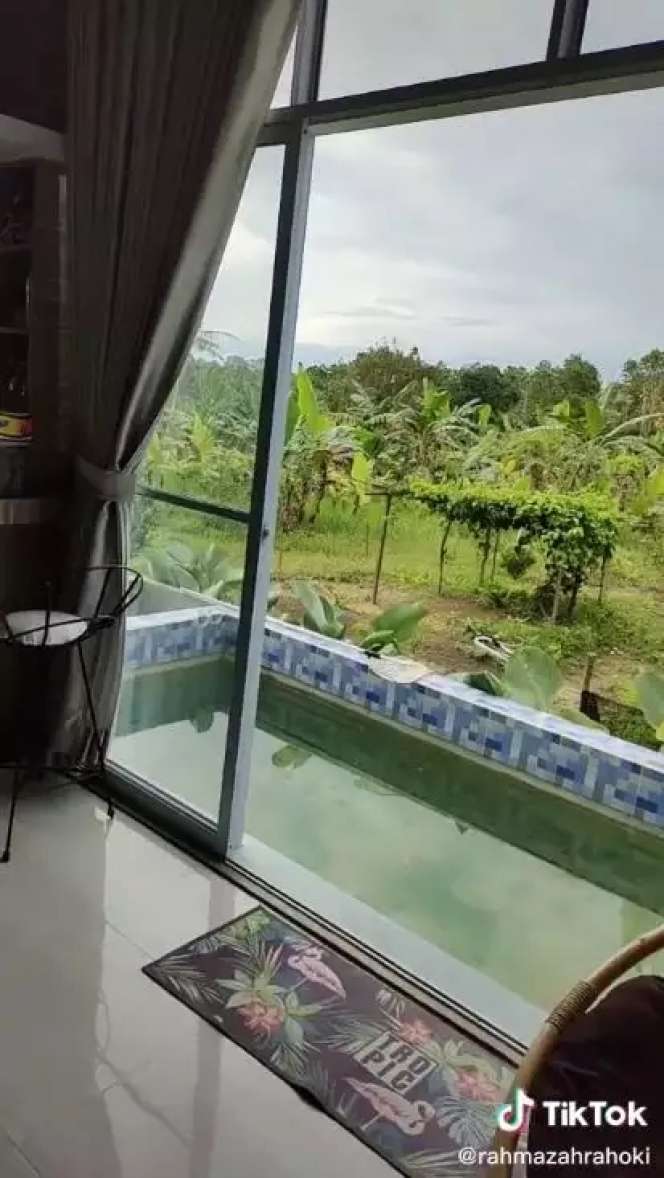 9 Potret Rumah Mewah di Tengah Sawah, Dalamnya Bak Toko IKEA, Ada Minibar & Kolam Renang!