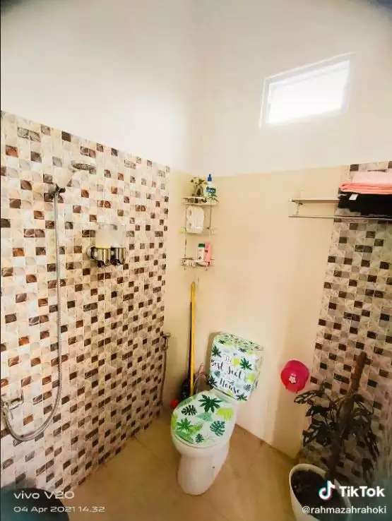 9 Potret Rumah Mewah di Tengah Sawah, Dalamnya Bak Toko IKEA, Ada Minibar & Kolam Renang!