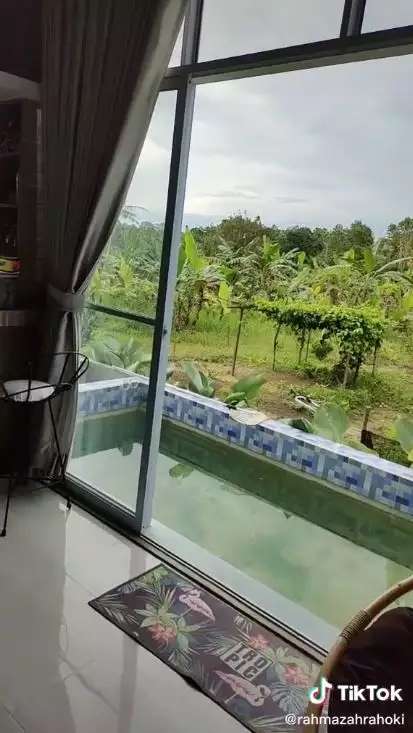 9 Potret Rumah Mewah di Tengah Sawah, Dalamnya Bak Toko IKEA, Ada Minibar & Kolam Renang!