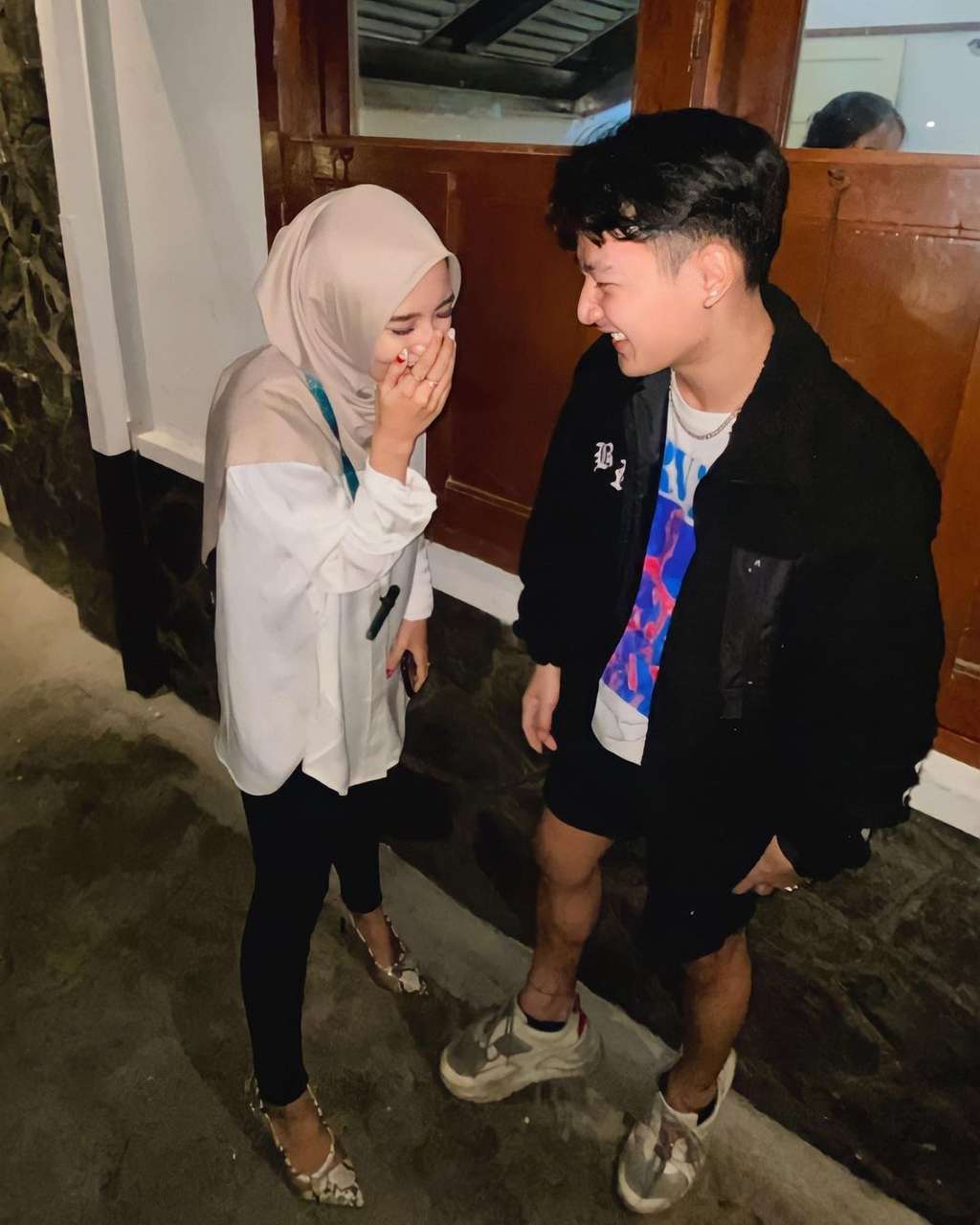 Tegar Septian Tuding Sarah Sheilka Hamil Duluan, Penampilan Terbaru Sarah Ngalungin Pod Jadi Sorotan  