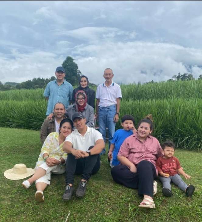 Potret Keseruan Keluarga Cendana Nikmati Tahun Baru 2023, Anak Tommy Soeharto Bikin Salfok!