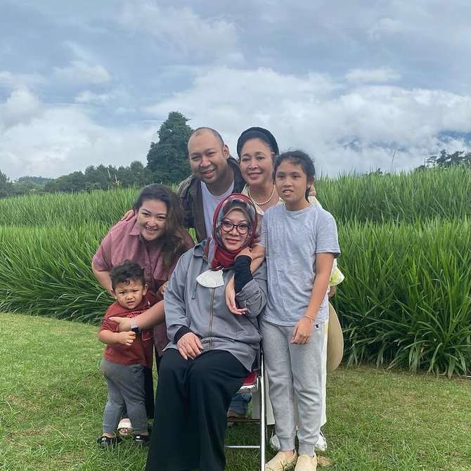 Potret Keseruan Keluarga Cendana Nikmati Tahun Baru 2023, Anak Tommy Soeharto Bikin Salfok!