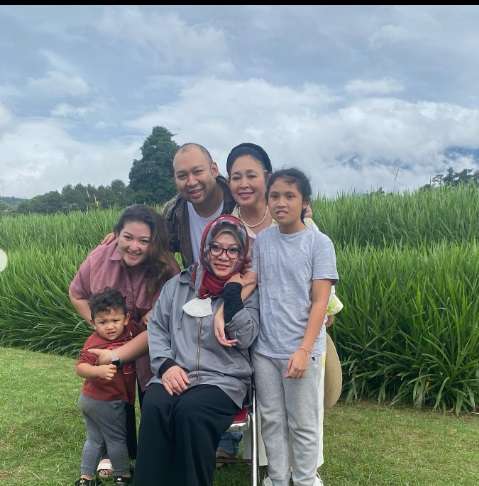 Potret Keseruan Keluarga Cendana Nikmati Tahun Baru 2023, Anak Tommy Soeharto Bikin Salfok!