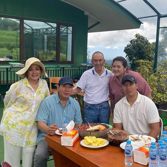 Potret Keseruan Keluarga Cendana Nikmati Tahun Baru 2023, Anak Tommy Soeharto Bikin Salfok!