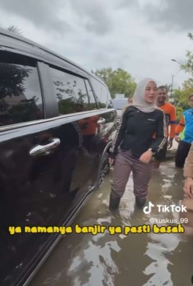 Artis Cantik Istri Bupati Kendal Tak Dikenali Warga Saat Beri Bantuan, Lihat Aksinya Bikin Ngakak: 'Dari Mana Mbak?'