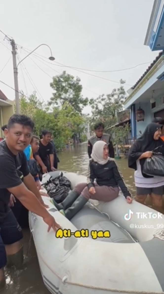 Artis Cantik Istri Bupati Kendal Tak Dikenali Warga Saat Beri Bantuan, Lihat Aksinya Bikin Ngakak: 'Dari Mana Mbak?'