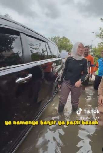 Artis Cantik Istri Bupati Kendal Tak Dikenali Warga Saat Beri Bantuan, Lihat Aksinya Bikin Ngakak: 'Dari Mana Mbak?'