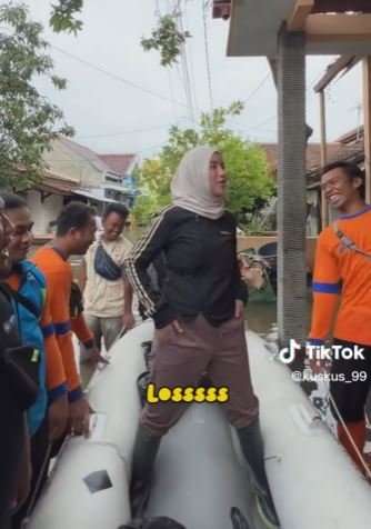 Artis Cantik Istri Bupati Kendal Tak Dikenali Warga Saat Beri Bantuan, Lihat Aksinya Bikin Ngakak: 'Dari Mana Mbak?'