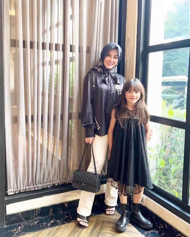 Potret Mantan Istri Jonathan Frizzy, Dhena Devanka Berbalut Hijab, Tepis Isu Pindah Agama