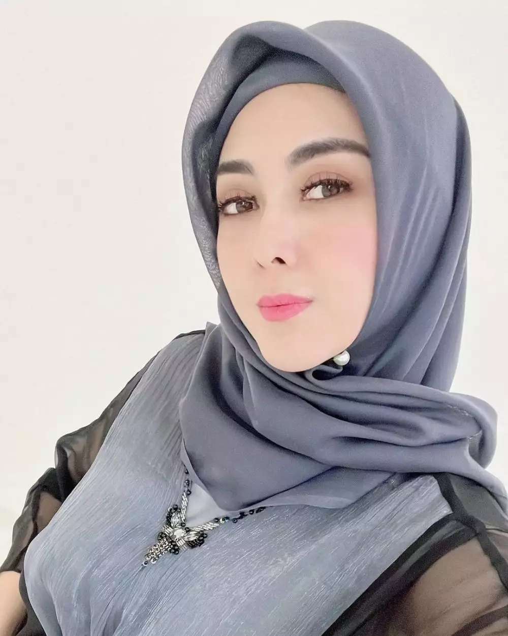 Potret Mantan Istri Jonathan Frizzy, Dhena Devanka Berbalut Hijab, Tepis Isu Pindah Agama