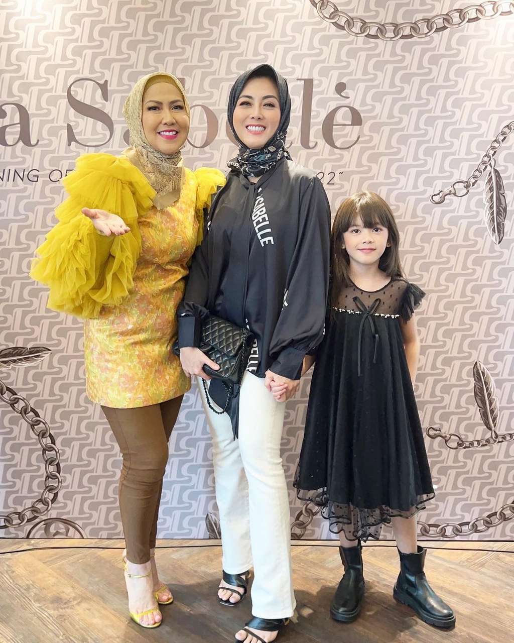 Potret Mantan Istri Jonathan Frizzy, Dhena Devanka Berbalut Hijab, Tepis Isu Pindah Agama