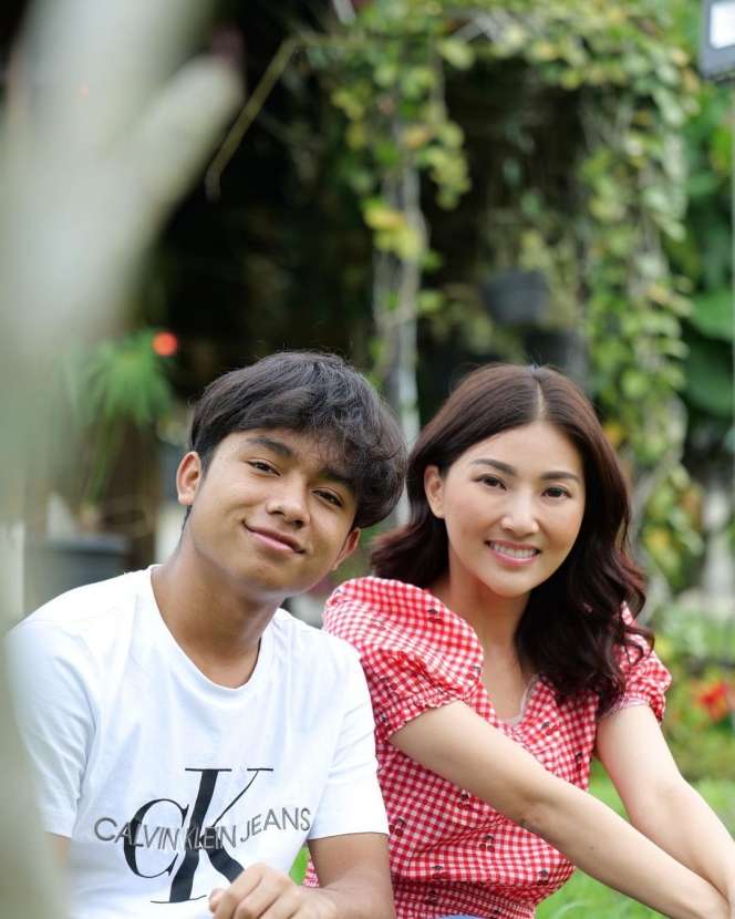 Potret Sarwendah dan Betrand Peto yang Dijulitin Netizen Karena Terlalu Dekat