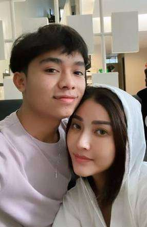 Potret Sarwendah dan Betrand Peto yang Dijulitin Netizen Karena Terlalu Dekat