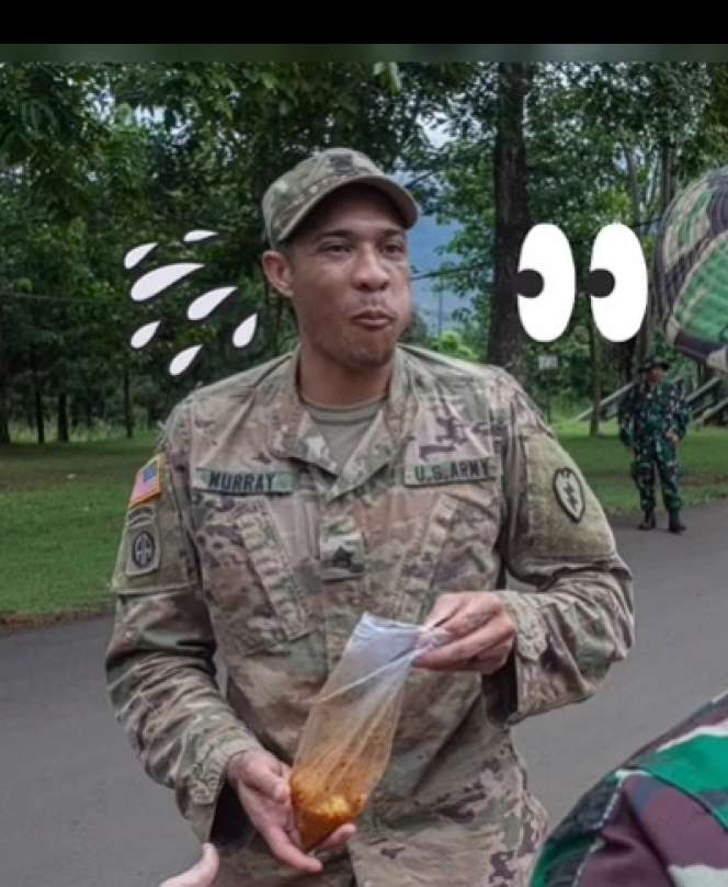 Potret Tentara Amerika Beli Jajanan Pinggir Jalan, Ekspresinya Tuai Sorotan, `Sangarnya Langsung Hilang`!