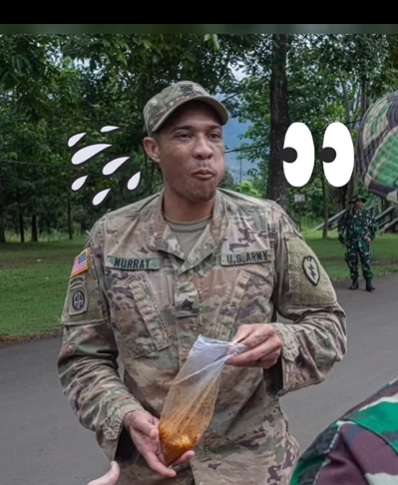 Potret Tentara Amerika Beli Jajanan Pinggir Jalan, Ekspresinya Tuai Sorotan, `Sangarnya Langsung Hilang`!