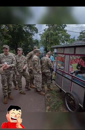 Potret Tentara Amerika Beli Jajanan Pinggir Jalan, Ekspresinya Tuai Sorotan, `Sangarnya Langsung Hilang`!
