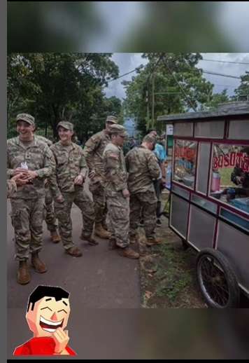 Potret Tentara Amerika Beli Jajanan Pinggir Jalan, Ekspresinya Tuai Sorotan, `Sangarnya Langsung Hilang`!