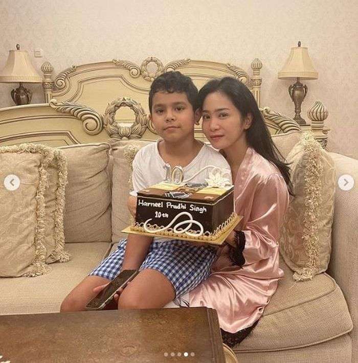 Dinikahi Duda Tajir, 10 Potret Kamar Bunga Zainal di Rumah Mewah Bak Istana, Gemerlap Serba Emas!
