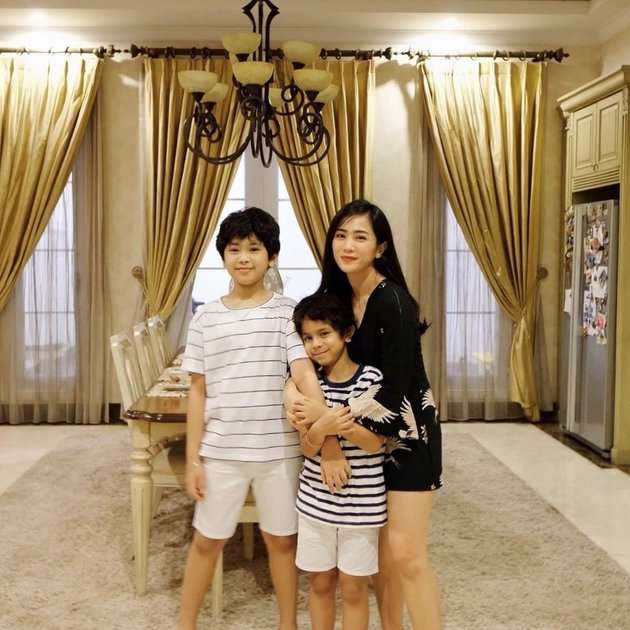 Dinikahi Duda Tajir, 10 Potret Kamar Bunga Zainal di Rumah Mewah Bak Istana, Gemerlap Serba Emas!