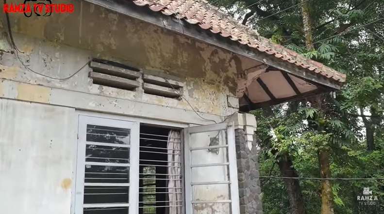 10 Potret Rumah Tua Peninggalan Belanda, Dikira Kosong dan Angker, Ternyata Dalamnya Bikin Takjub!