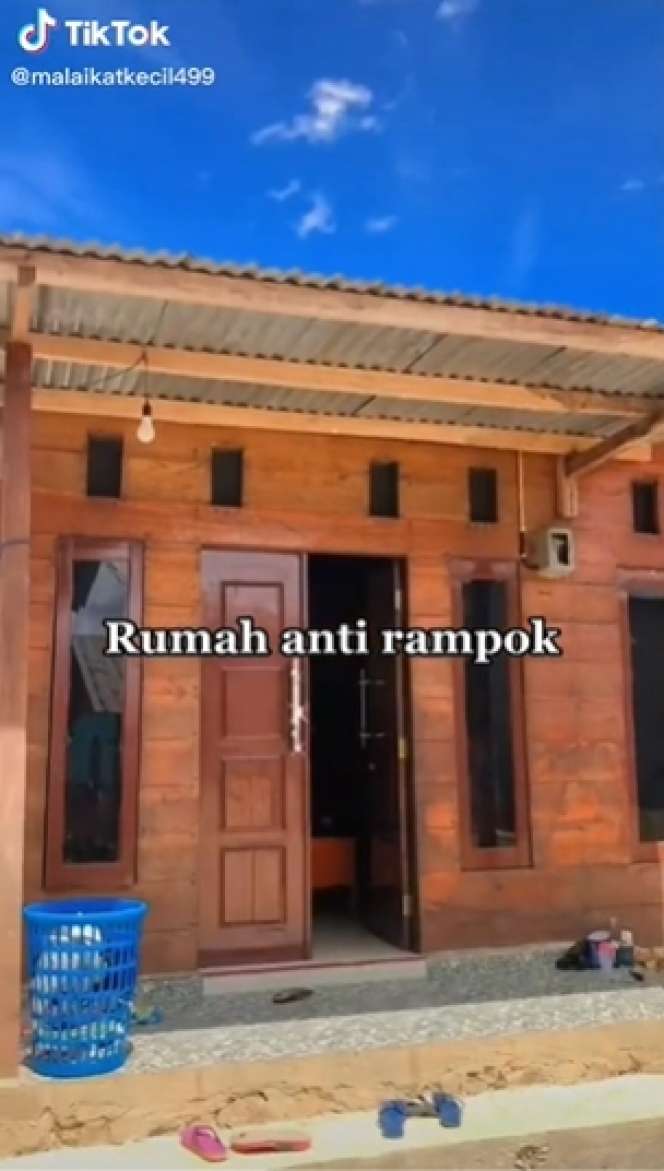 8 Potret Rumah Anti Maling, Dikira Jelek Berdinding Kayu & Atap Seng, Dalamnya Bikin Tajub, Simpan Harta Karun!
