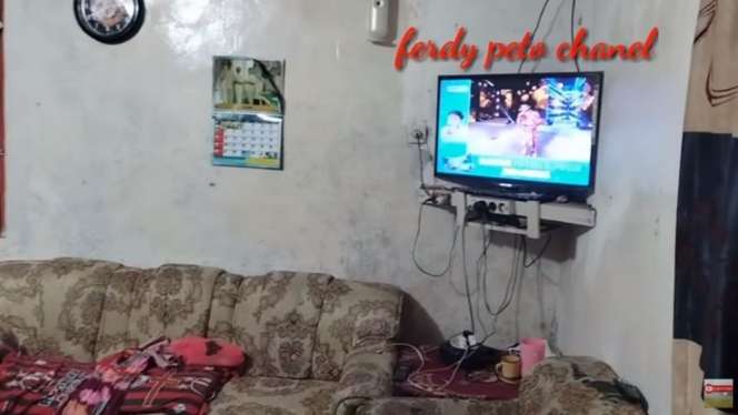 10 Potret Rumah Betrand Peto di Kampung Halaman, Sederhana Berdinding Kayu, di Samping Kuburan!