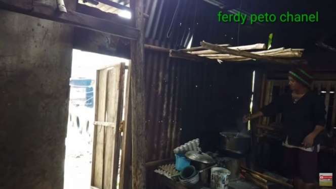 10 Potret Rumah Betrand Peto di Kampung Halaman, Sederhana Berdinding Kayu, di Samping Kuburan!