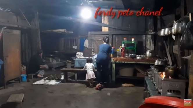 10 Potret Rumah Betrand Peto di Kampung Halaman, Sederhana Berdinding Kayu, di Samping Kuburan!