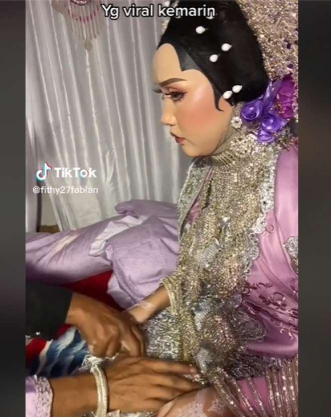 Jadi Korban Perjodohan Orangtua, Ekspresi Pasangan Pengantin Viral Ini Tuai Sorotan!