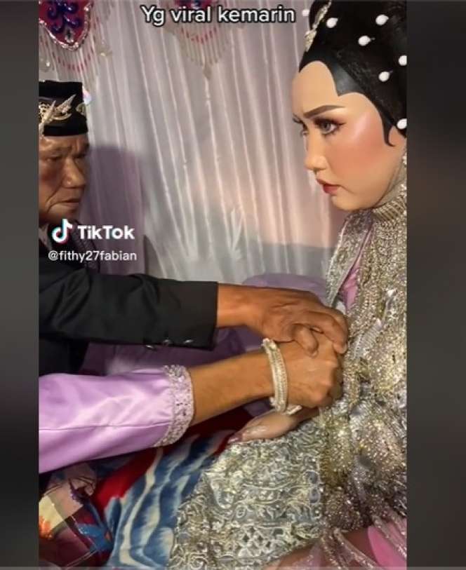 Jadi Korban Perjodohan Orangtua, Ekspresi Pasangan Pengantin Viral Ini Tuai Sorotan!