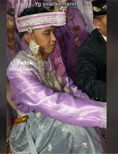Jadi Korban Perjodohan Orangtua, Ekspresi Pasangan Pengantin Viral Ini Tuai Sorotan!