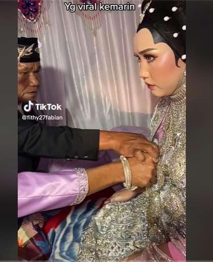 Jadi Korban Perjodohan Orangtua, Ekspresi Pasangan Pengantin Viral Ini Tuai Sorotan!