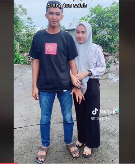 Jadi Korban Perjodohan Orangtua, Ekspresi Pasangan Pengantin Viral Ini Tuai Sorotan!
