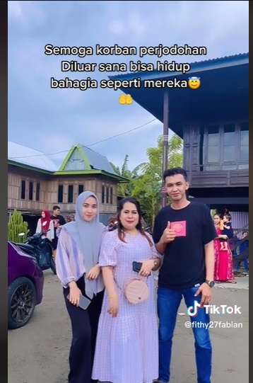 Jadi Korban Perjodohan Orangtua, Ekspresi Pasangan Pengantin Viral Ini Tuai Sorotan!
