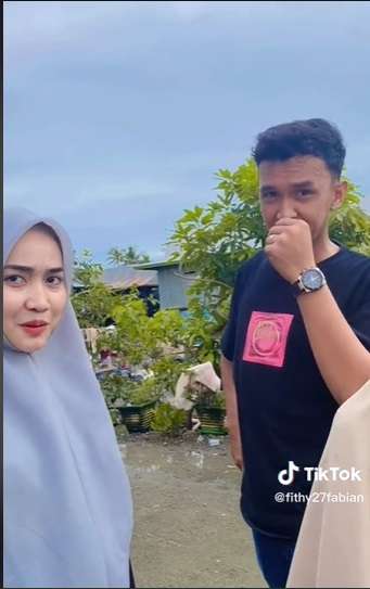 Jadi Korban Perjodohan Orangtua, Ekspresi Pasangan Pengantin Viral Ini Tuai Sorotan!