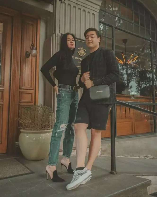 Awet Muda, Potret Seleb Cantik Bareng Putranya, Kerap Dikira Pacar!