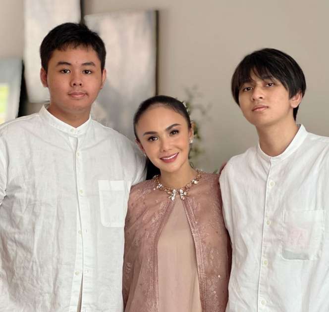Awet Muda, Potret Seleb Cantik Bareng Putranya, Kerap Dikira Pacar!